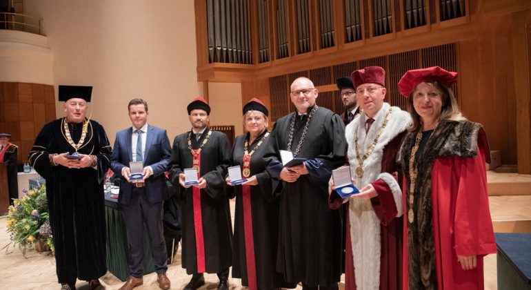 Veterinarskome fakultetu dodijeljena medalja za suradnju sa Sveučilištem veterinarske medicine i farmacije u Košicama Veterinarskome fakultetu dodijeljena medalja za suradnju sa Sveučilištem veterinarske medicine i farmacije u Košicama