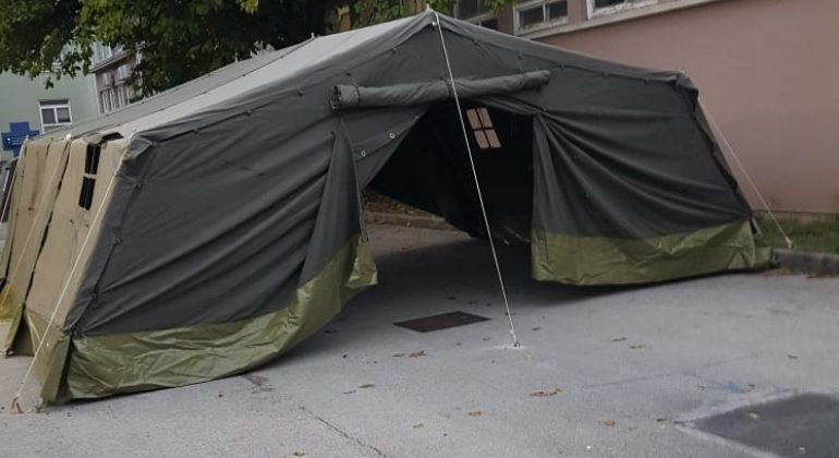 Na klinikama fakulteta postavljeni šatori umjesto čekaonica za vlasnike pacijenata
