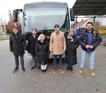 Novi autobus među vozilima Veterinarskoga fakulteta namijenjenih prijevozu studenata