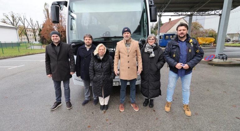 Novi autobus među vozilima Veterinarskoga fakulteta namijenjenih prijevozu studenata