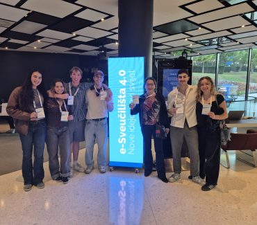 Od mikroskopa do mikrofona: studenti u digitalnoj akciji Od mikroskopa do mikrofona: studenti u digitalnoj akciji