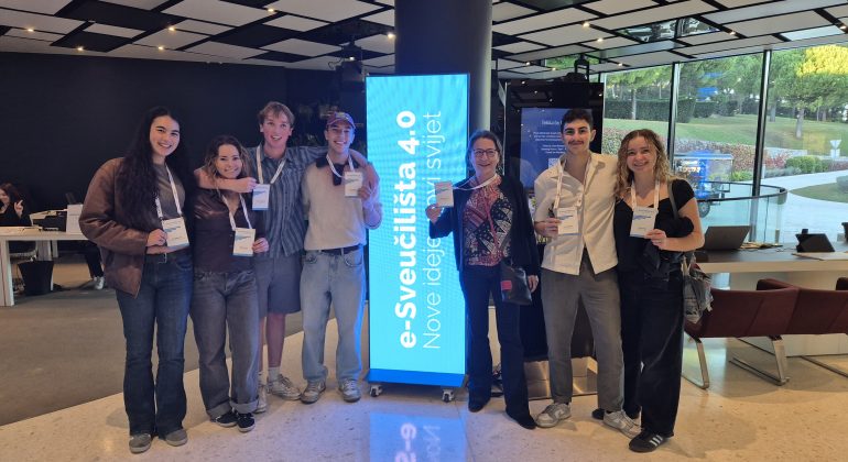 Od mikroskopa do mikrofona: studenti u digitalnoj akciji Od mikroskopa do mikrofona: studenti u digitalnoj akciji